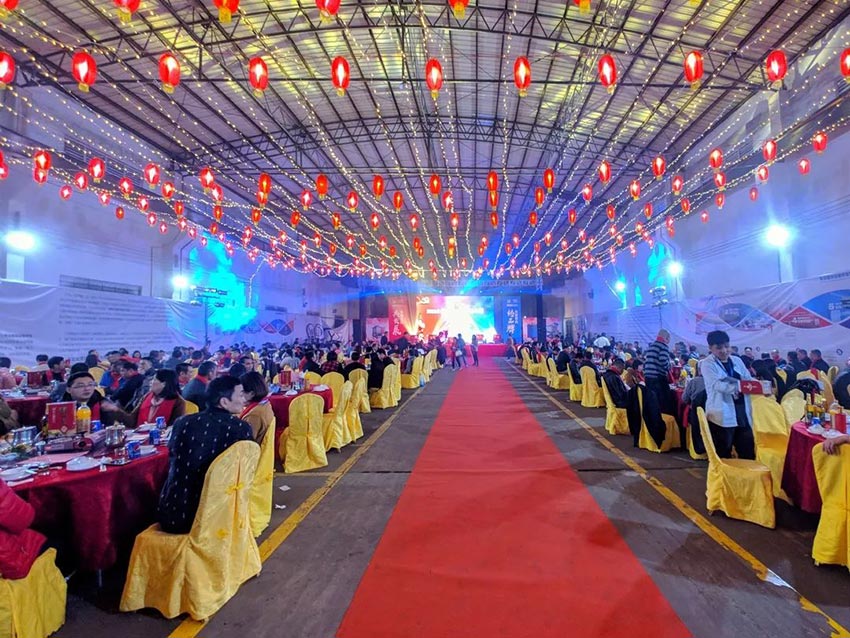 “黨領(lǐng)合作共發(fā)展 眾聚匠心鑄品牌”萬達(dá)業(yè)主題年會(huì)隆重舉行