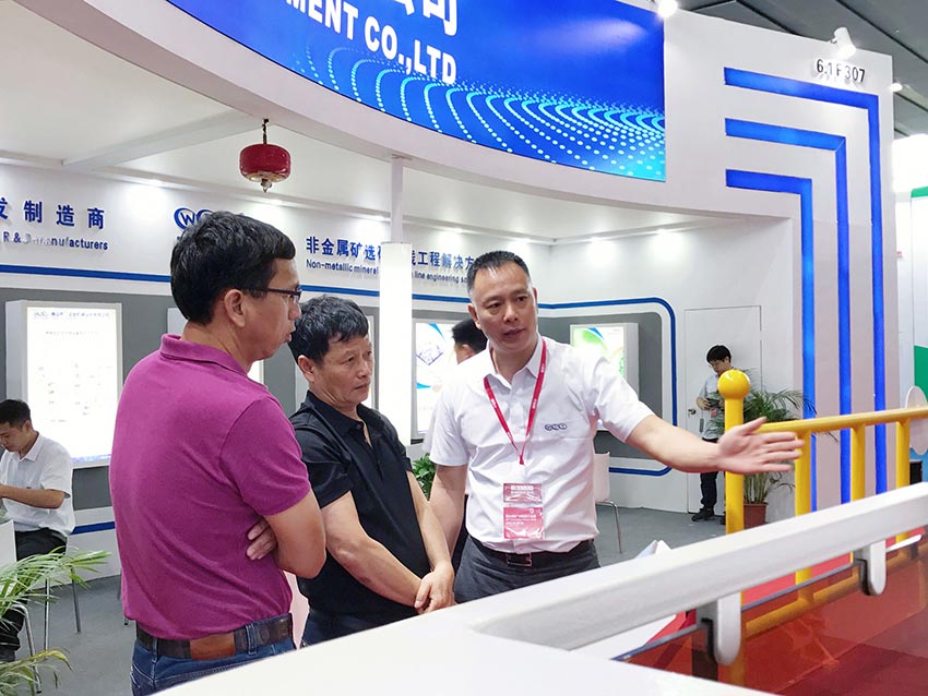 萬(wàn)達(dá)業(yè)董事總經(jīng)理曹傳偉先生為客戶介紹新品